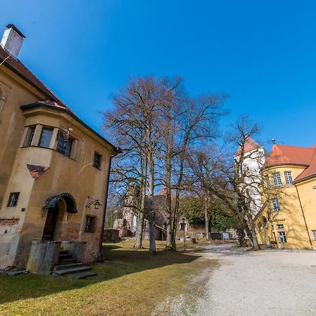 Hotel Schloss Neuburg - Hoftaferne Neuburg am Inn Bagian luar foto
