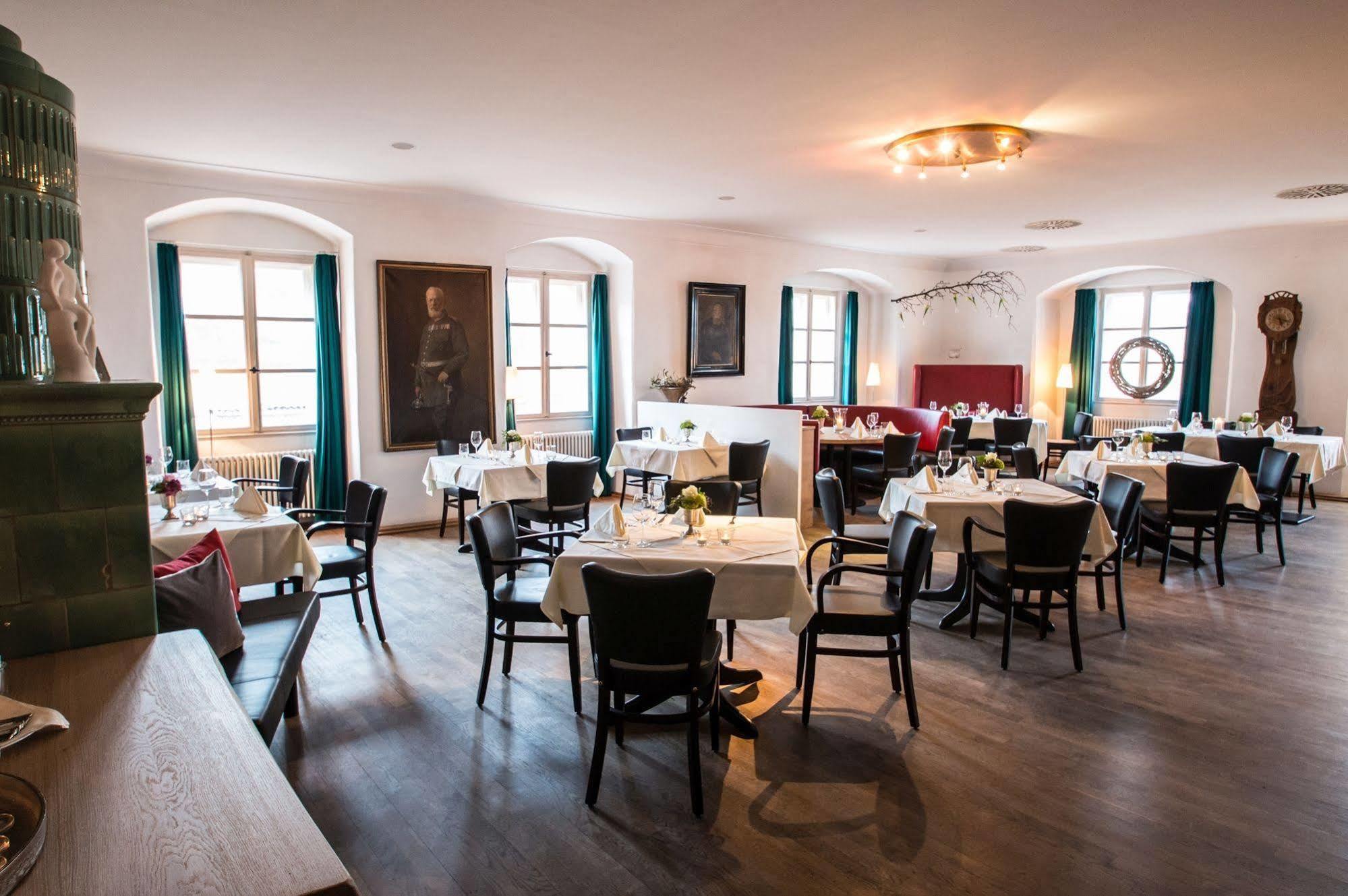 Hotel Schloss Neuburg - Hoftaferne Neuburg am Inn Bagian luar foto