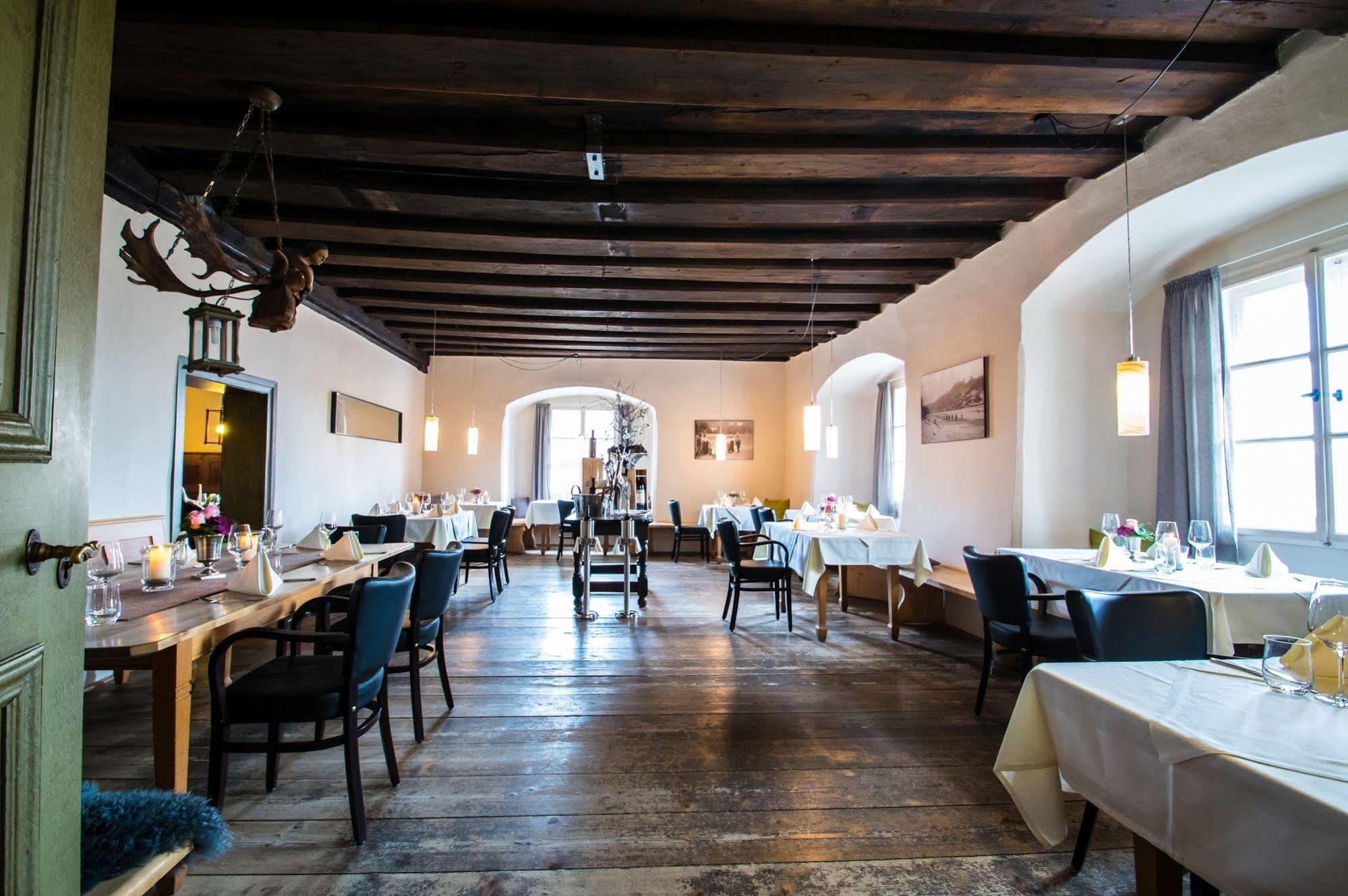Hotel Schloss Neuburg - Hoftaferne Neuburg am Inn Bagian luar foto